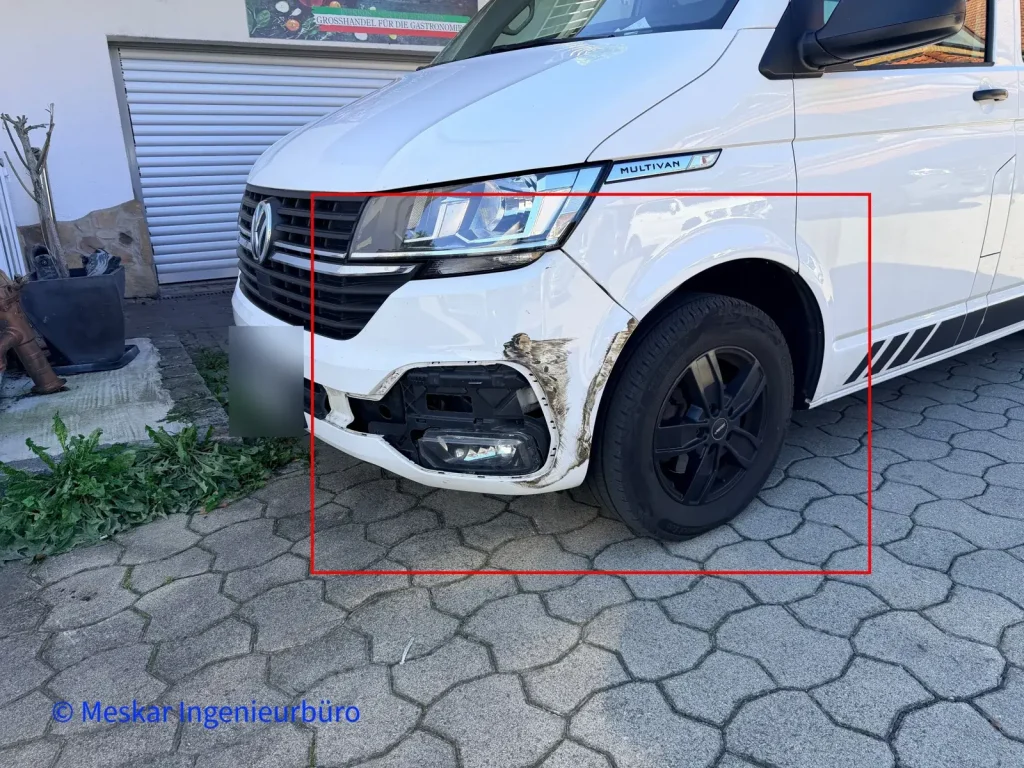 Transporter mit beschädigtem Stoßfänger und Kotflügel vorne, rot markiert