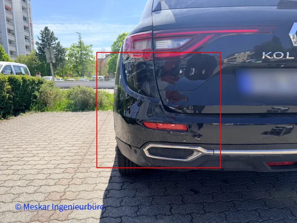 SUV mit eingedrücktem Heck neben der Rückleuchte