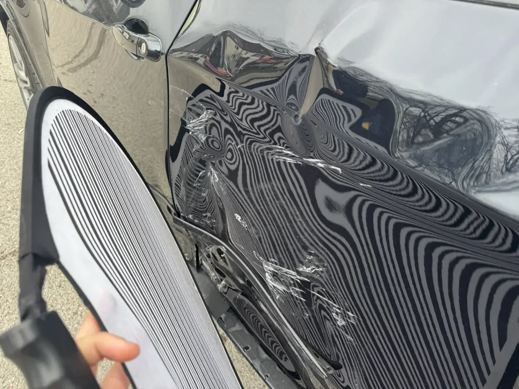 Delle an der Fahrzeugseite, im Streifenlicht sichtbar gemacht