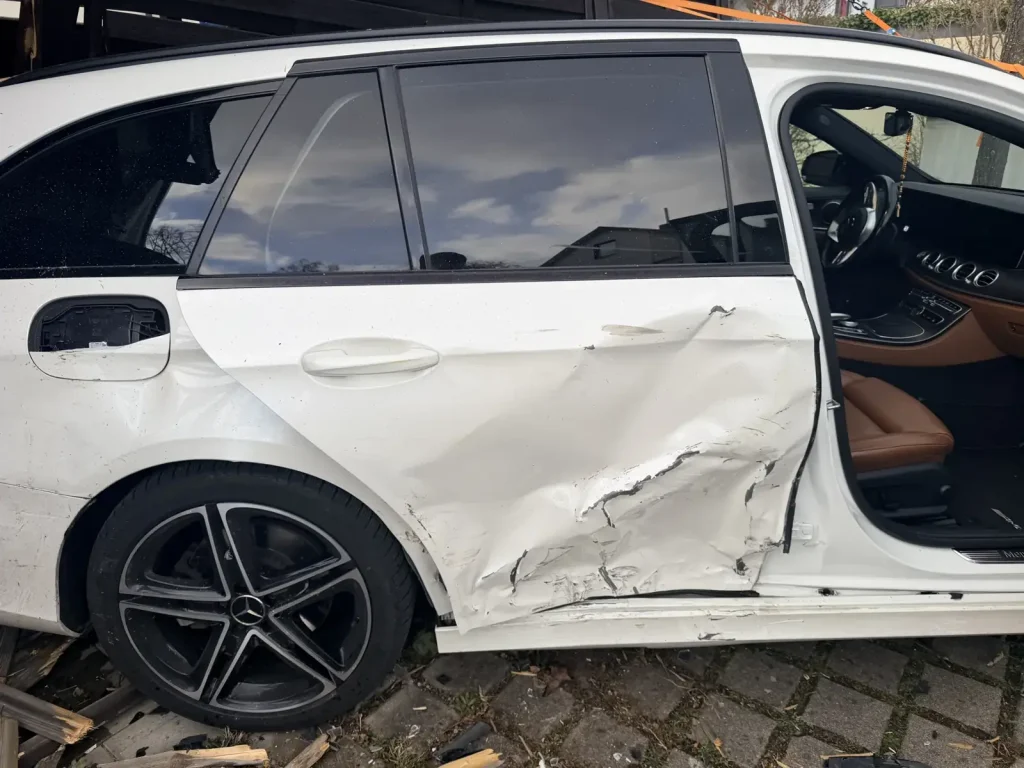 Kombi mit eingedrückter Fondtür nach einem Seitenaufprall